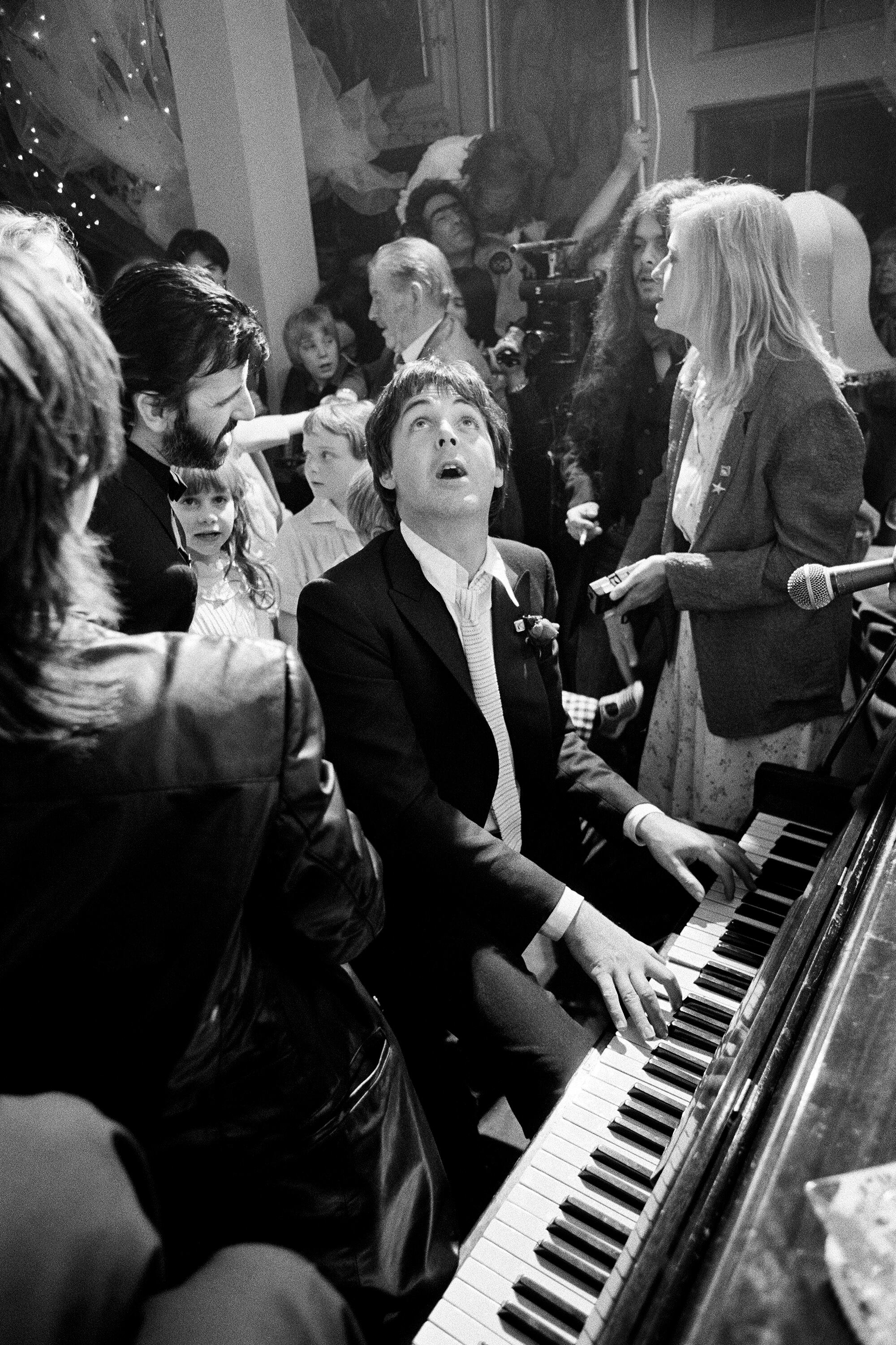 Paul y Linda McCartney tocan una canción en la boda de Ringo Starr y Barbara Bach en el Rags Club, en Londres, en 1981. 