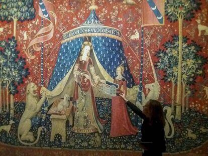 Una mujer, ante el tapiz principal de La Dama del unicornio, en el Museo de Cluny, en París.
