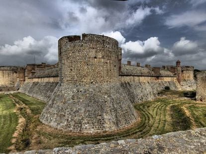 Panor&agrave;mica del castell de Salses. 