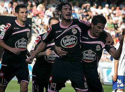 Los jugadores del Deportivo celebran el gol de Colotto.