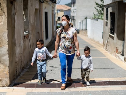 Zaida Varillas pasea junto a sus hijos Sebastián y Santiago por las calles de Pareja (Guadalajara).