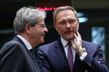 À esquerda, o comissário da Economia, Paolo Gentiloni, conversa com o ministro das Finanças alemão, Christian Lindner.