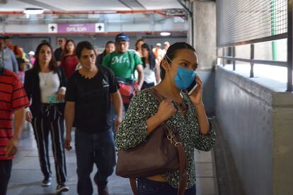 Una mujer responde una llamada desde su teléfono celular, en Ciudad de México.