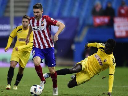 Siqueira se marca de Eliseu en un partido de Champions 