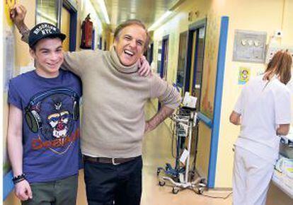 Paco Arango, consejero de Grupo Vips, con uno de los pacientes oncológicos del hospital Niño Jesús, donde colabora.
