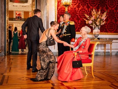 Anne-Sofie Toernsoe Olesen saluda a la reina Margarita de Dinamarca, el domingo, durante la cena de gala por el 18º cumpleaños del príncipe Christian.
