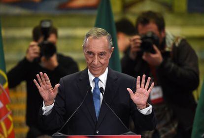 Marcelo Rebelo de Sousa saluda a sus seguidores tras conocer su victoria en las presidenciales.