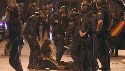 Los antidisturbios retienen a dos jóvenes esta madrugada en la Puerta del Sol de Madrid.