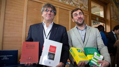 Carles Puigdemont y Toni Comín presentan el diccionario catalán en la Casa de Europa, este martes en Bruselas.