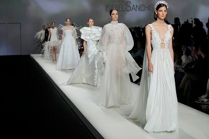 La pasarela muestra las colecciones bridal de 34 diseñadores, entre las que se encuentra Isabel Sanchis (en imagen).