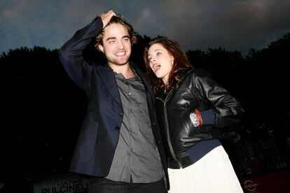 Con Robert Pattinson, Kristen Stewart formó una de las parejas más perseguidas de este siglo en Hollywood, aunque ellos nunca confirmasen su relación. En la imagen los dos posan en el estreno de 'Crepúsculo' en Roma en 2008.