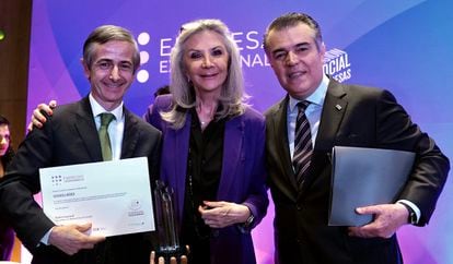 Enrique Alba, director de Iberdrola, junto a Gina Díez Barroso, del Centro y Dalia Empower y Francisco Cervantes, del Consejo Coordinador Empresarial, este viernes.