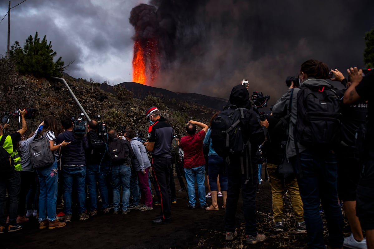 Cumbre Vieja Latest News From The Erupting Volcano On La Palma Live The Kings Visit La Palma This Thursday To Meet With Those Affected And Learn About The Command Post