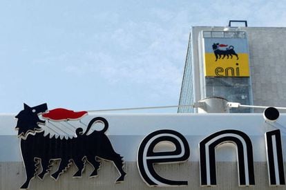 El logotipo de la empresa italiana de energía ENI en su sede en Roma.