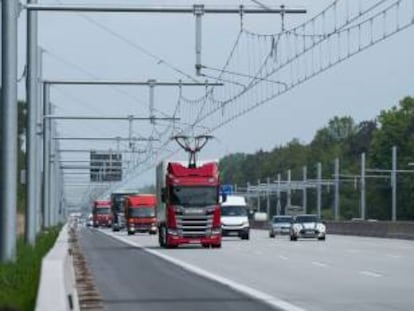 Un cami&oacute;n de Scania utiliza un sistema de carga el&eacute;ctrico desarrollado por el grupo Siemens.