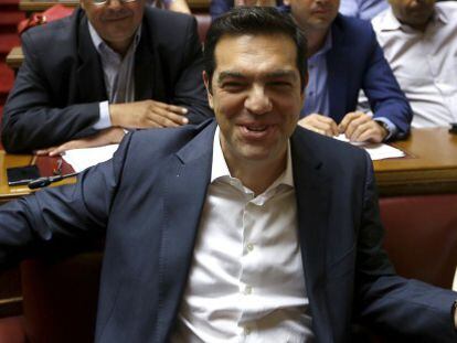El primer ministro griego, Alexis Tsipras, antes de la reuni&oacute;n del grupo parlamentario de Syriza.