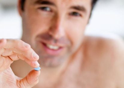 Un hombre sosteniendo una pastilla de Viagra