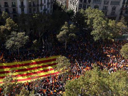 Miles de personas se concentran en el Paseo de Gracia de Barcelona, en la manifestación convocada por la entidad Societat Civil Catalana en el centro de la ciudad bajo el lema "Todos somos Cataluña".