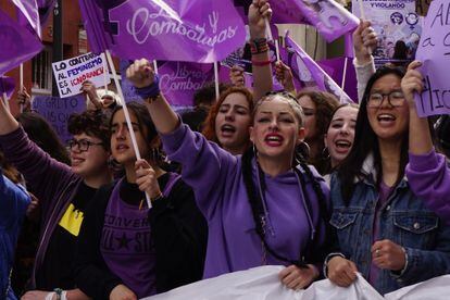 Por la mañana, las estudiantes fueron las que tomaron las calles de muchas ciudades del país. En la imagen, varias estudiantes, durante una de las manifestaciones que se han celebrado el 8-M en Madrid.