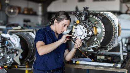 A day in the life of a female aircraft engineer.
Apprentice, aviation, strong, girl engineer, avionics, woman, girl tradie