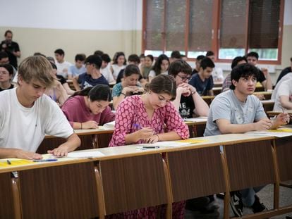 Estudiantes durante el examen de Selectividad en la Facultad de Biología de la Universidad de Barcelona, el 7 de junio.