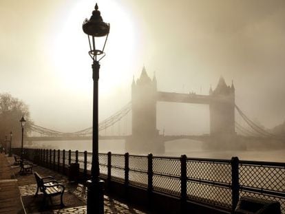 Tower Bridge, el puente de las torres de Londres, en un dickensiano d&iacute;a de niebla y poluci&oacute;n.