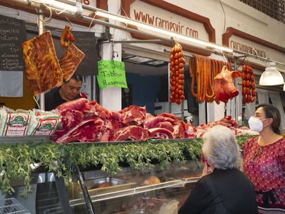 Dos mujeres compran carne en un mercado en Cholula (Puebla).
