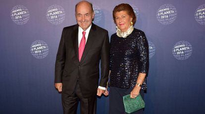 Miquel Roca i la seva dona, Ana Sagarras Trias, durant la gala dels Premis Planeta del 2016 a Barcelona.