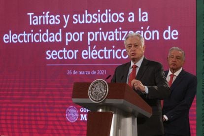 El director de la CFE, Manuel Bartlett, y el presidente Andrés Manuel López Obrador, durante una conferencia de prensa en marzo.
