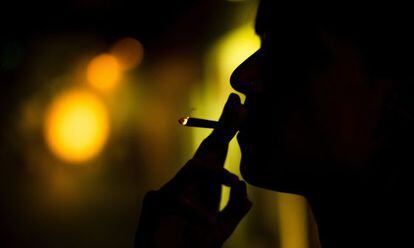Una mujer fuma un porro de marihuana, en una imagen de archivo.