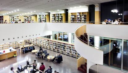 Interior de la biblioteca pública Jaume Fuster, a Barcelona.