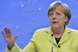 La canciller alemana, Angela Merkel, tras la cumbre europea de ayer.