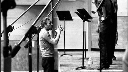 Stephen Sondheim da instrucciones en un ensayo de 'Into the Woods' en Nueva York en 1987.
