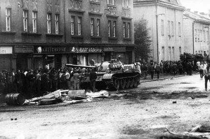 Dubcek y sus colaboradores fueron detenidos y trasladados a Moscú, donde el líder soviético, Leónidas Breznev, les obligó a firmar un acuerdo que "legalizaba" la ocupación de Checoslovaquia. Centenares de personas se exiliaron. En la imagen, un tanque avanza por una avenida de Praga durante los enfrentamientos entre manifestantes y las tropas del Pacto de Varsovia.