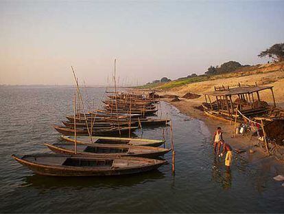 Barcas de pasajeros en una de las orillas del río Ganges a su paso por la ciudad india de Benarés.