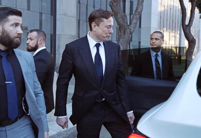 Elon Musk se sube en un coche tras salir de declarar en el juzgado.