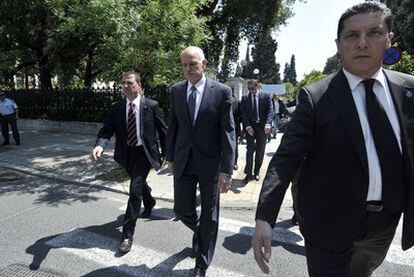 El primer ministro de Grecia, Yorgos Papandreu, en el centro, acude a una reunión ayer en Atenas.