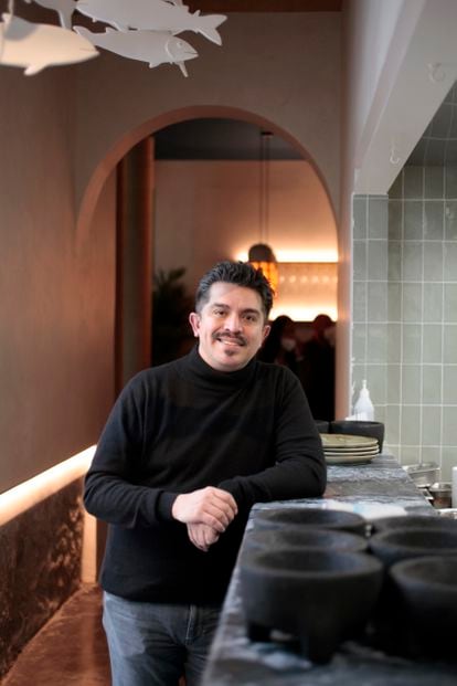 El cocinero Roberto Ruiz en la barra de su nuevo restaurante Barracuda en Madrid. A.A
