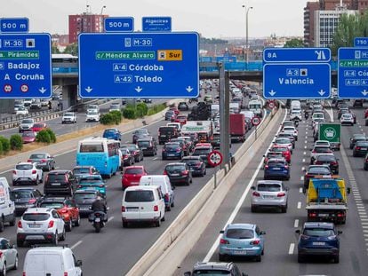 Retenciones de tráfico en la M-30 de Madrid, este jueves.