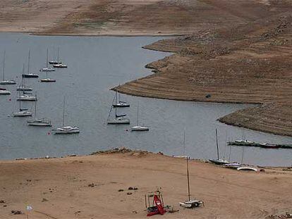 El puerto deportivo de Cervera de Buitrago, en el embalse de El Atazar, ayer.