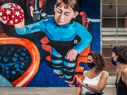 La científica Elena García Armada (de blanco) creadora del primer exoesqueleto biónico para niños, con la artista del mural, Sara Mono.