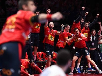 Los jugadores de la selección española de balonmano celebran la victoria ante Croacia.