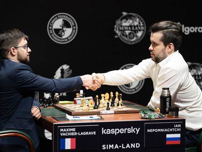 Ian Niepómniachi estrecha la mano de Maxime Vachier-Lagrave tras rendirse en su partida de este miércoles en Yekaterimburgo