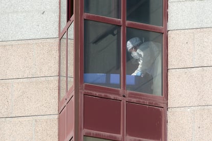 Un trabajador protegido, junto a una ventana de la residencia de mayores DomusVi de Outeiro de Rei, en la provincia de Lugo.