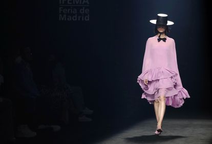 Una de las creaciones de la firma Pertegaz que desfilaron el viernes en la Mercedes-Benz Fashion Week Madrid. EFE/ZIPI
