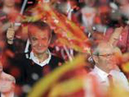El presidente del Gobierno, José Luis Rodríguez Zapatero, y el presidente de la Generalitat y candidato a la reelección en las elecciones catalanas del 28 de noviembre, José Montilla, al término del mitin que el PSC ofreció hoy en Viladecans