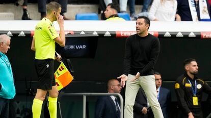 Xavi Hernández se queja al árbitro durante el partido ante el Real Madrid el pasado domingo.