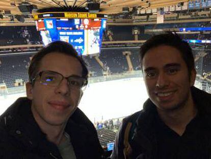 Daniel Velásquez, derecha, y su socio Luke Verbeek, en el Madison Square Garden en New York, viviendo de primera mano otro evento deportivo. Ahora tienen el ojo puesto en LaLiga.