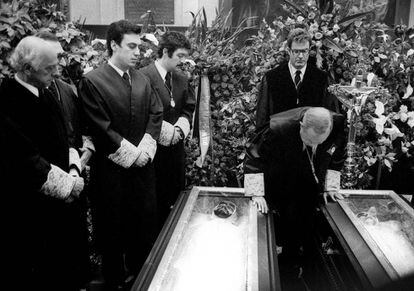 Antonio Pedrol Rius, entonces presidente del Colegio de Abogados de Madrid, inclinado sobre los féretros de los abogados laboralistas asesinados en la matanza de Atocha el 26 de enero de 1977.
 