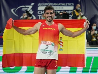 Jorge Ureña celebra con una bandera de España su segundo puesto en heptatlón en los Europeos de Torun (Polonia).